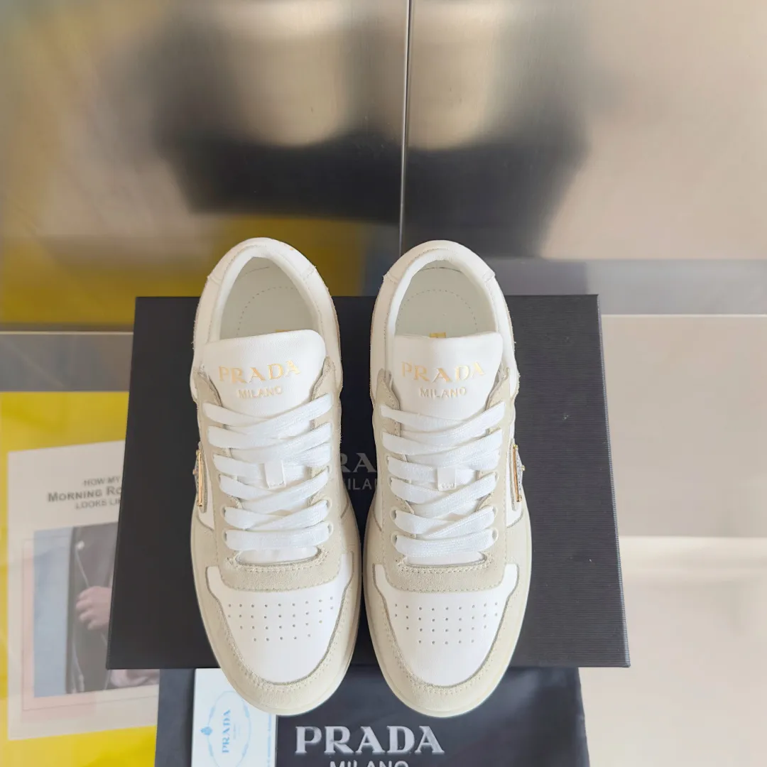 👟👟Ex-factory price 660👟👟 Top version Prada Latest Downtown Bold series Thick sole Platform shoes Triangle logo Casual sneakers White shoes Original purchase and development Production Downtown Bold sneakers are inspired by basketball shoes in the 1980s, with sporty design and exquisite details. Crafted from perforated leather, the statement platform sole provides a unique, modern style. The Prada logo is interpreted from different angles, decorated with the iconic enamel-coated triangular metal logo, highlighting the unique classic style. Exquisite packaging at the delivery counter🛍📦 ▪️Fabric: Original custom imported first-layer cowhide ▪️Inner lining: Original imported soft sheepskin ▪️Outsole: Original molded ultra-light foam material ▪️Sole thickness: 4.5CM ▪️Size: Women's 35-40